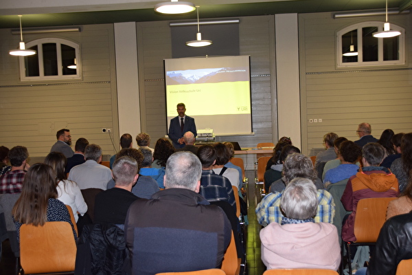 Vertreterinnen und Vertreter aus Schulbehörden, Politik und Bildungsorganisationen am Hearing zur Vision Volksschule Uri