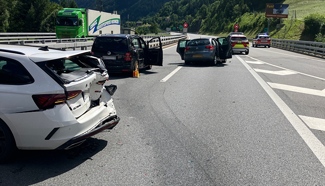 Unfall mit mehreren Fahrzeugen auf der Autobahn A2