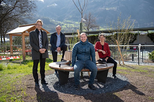 Nach der Pflanzung des Apfelbaums in Schattdorf: (von links) Landesstatthalter Urs Janett, Thomas Kenel (Geschäftsführer SBU), mit den beiden «Corona-Helden» Roman Briker und Anni Gnos.