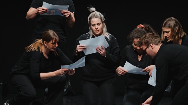 Zwischen den Referaten vermittelten die Protagonisten der Fachstelle Theaterpädagogik der Pädagogischen Hochschule Schwyz anregende Einblicke ins Planspiel «Dr Paisäplatz gheert iis». (Foto: Marco Eberli)