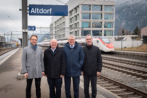 Landammann Urs Janett, SBB-CEO Vincent Ducrot, Volkswirtschaftsdirektor Urban Camenzind und Wer-ner Schurter, Leiter Regionalverkehr SBB, am Bahnhof Altdorf vor einem IC auf der Gotthardstrecke. Ab 15. Dezember 2024 halten in Altdorf die IC2-Züge zwischen Zürich und Lugano.