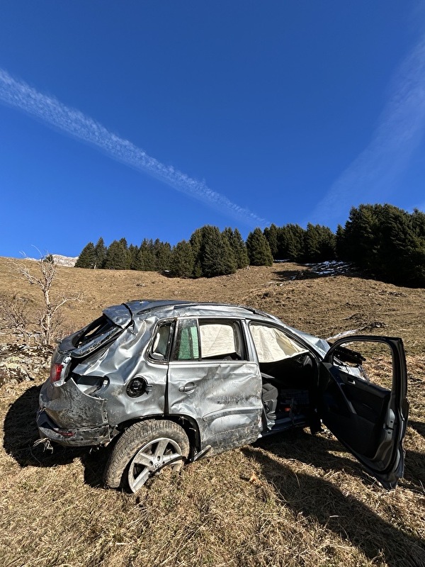 Selbstunfall - zwei Personen erheblich verletzt