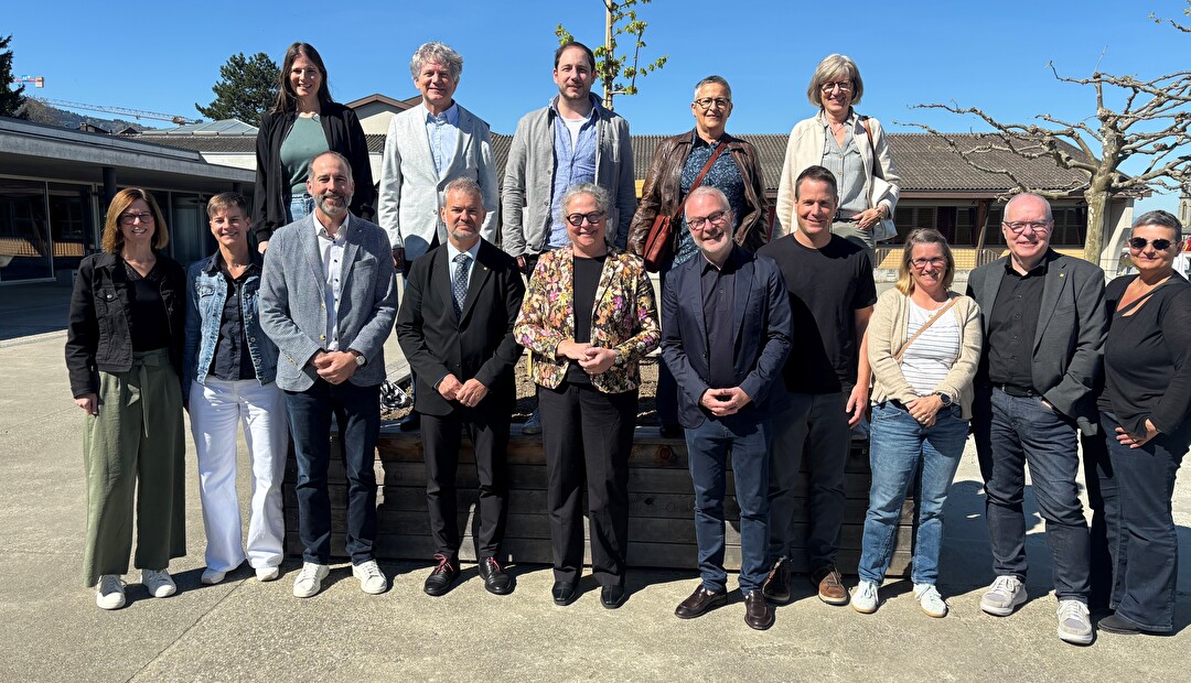 Die Urner Delegation traf in Farvagny/FR die Delegation des Kantons Freiburg und die Vertre-ter/innen der Urner Partnerschule Cycle d’Orientation du Gibloux.