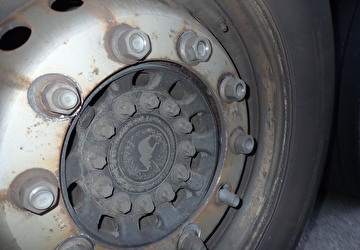 Sattelmotorfahrzeug mit fehlender Radmutter angehalten