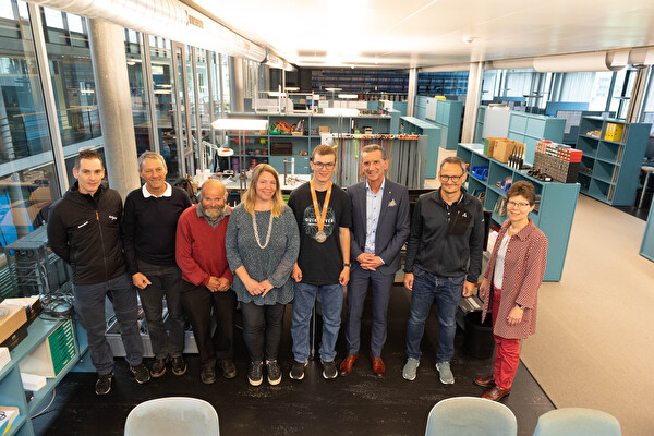 Gratulation zum Berufserfolg: (von links) Stefan Walker und Daniel Matter, beide Berufsbildner; Eltern Josef und Cornelia Aschwanden, Medaillengewinner Josef Aschwanden, Bildungs- und Kulturdirektor Beat Jörg, Sisag-CEO Marco Zgraggen und Yvonne Slongo, Leiterin Amt für Berufsbildung. 