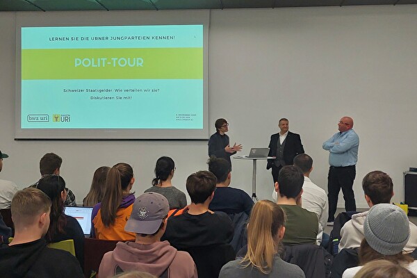 Landratspräsident Martin Huser (rechts) und Landesstatthalter Dimitri Moretti (Mitte) mit Moderator Tobias Arnold beim Eröffnungsgespräch.