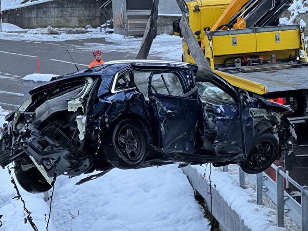 Wassen: Verkehrsunfall mit Personenwagen - eine Person erheblich verletzt