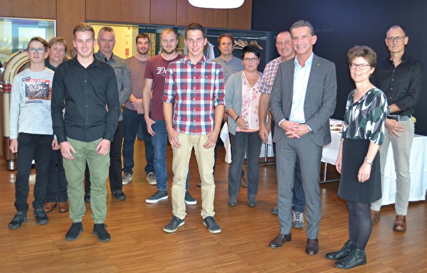 Gruppenbild nach der Ehrung der beiden Silbermedaillengewinner: (von links) Fabian, Daniela, Sil-bermedaillengewinner Tobias und Peter Aecherli, Mathias Müller und Jörg Bühlmann (verantwortli-che Berufsbildner), Silbermedaillengewinner Roman Herger, Christian Hofer (Betriebsinhaber), Ger-da und Peter Herger, Bildungs- und Kulturdirektor Beat Jörg, Amtsvorsteherin Yvonne Slongo und Betriebsinhaber Erwin Erhart. 