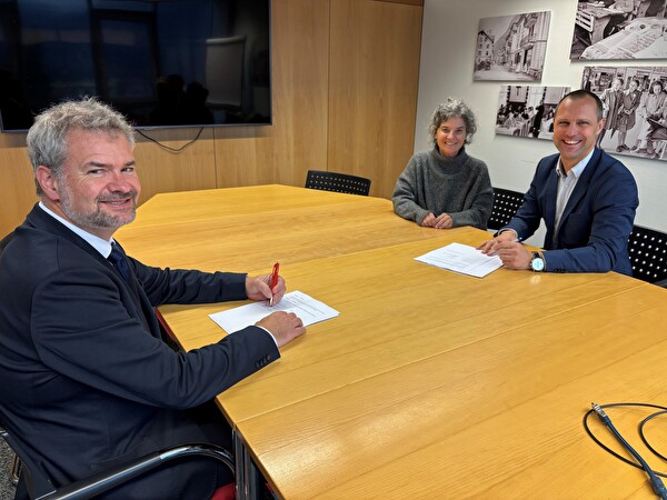 Regierungsrat Georg Simmen, Stiftungsrats-Vizepräsidentin Carmen Tresoldi und Stiftungsratsprä-sident Pascal Ziegler (von links) anlässlich der Unterzeichnung der neuen Programmvereinbarung.
