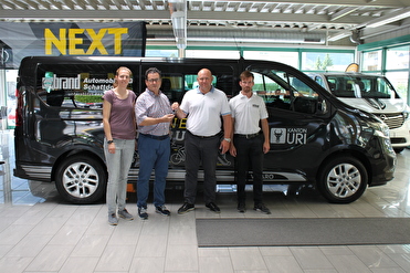 Markus Brand, Inhaber der Brand Automobile AG Schattdorf, übergibt mit Mitarbeiter Damian Tresch (rechts) den neuen Urner Sportbus an Peter Sommer und Marie-Andrea Egli (links) von der Abteilung Sport.