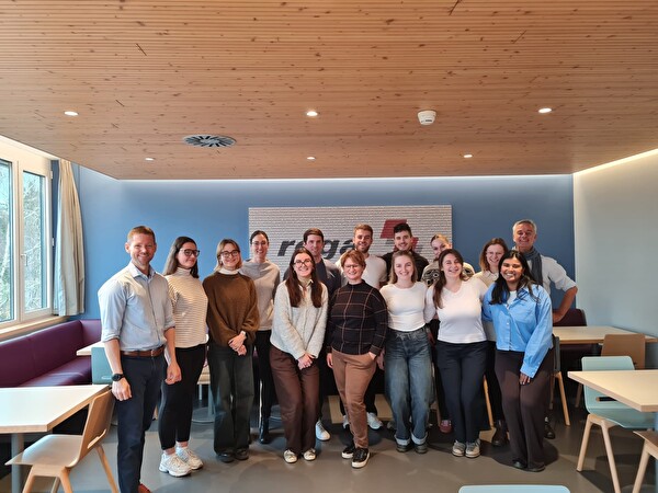 Die Teilnehmenden des uriMed-Netzwerktreffens vor Ort bei der Rega am Flughafen Zürich, 28. November 2025.