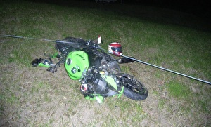 Zerstörtes Motorrad nach dem Unfall
