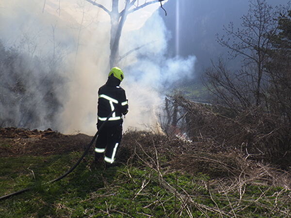 Brand in Gartendeponie durch Feuerwehr gelöscht