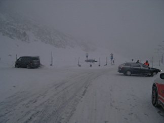 Andermatt: Verkehrsunfall auf schneebedeckter Strasse