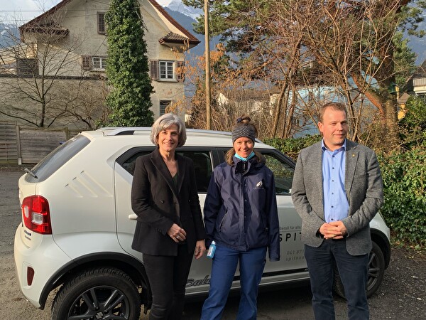 Tag der Kranken v.l.n.r.: Esther Pfründer, Geschäftsführerin Spitex Uri; Deborah Herger, Spitex-Mitarbeiterin; Christian Arnold, Gesundheitsdirektor