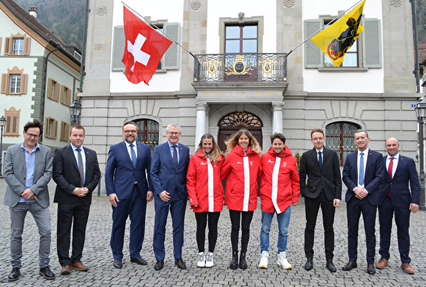 Empfang der erfolgreichen Olympionikinnen und Olympioniken beim Regierungsrat: (von links) Kanzleidi-rektor Roman Balli, Regierungsrat Christian Arnold, Regierungsrat Roger Nager, Landammann Urban Camenzind, Corinne Suter, Aline Danioth, Roman Furger, Landesstatthalter Urs Janett, Regierungsrat Beat Jörg und Regierungsrat Daniel Furrer. Regierungsrat Dimitri Moretti musste sich für den Anlass entschuldigen.