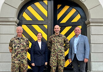 Bild: (von links) Divisionär Maurizio Dattrino, Kommandant Territorialdivision 3, Regierungsrätin Céline Huber, Sicherheitsdirektorin, Korpskommandant Thomas Süssli, Chef der Armee, und Urs Mock, Vorsteher Amt für Bevölkerungsschutz und Militär
