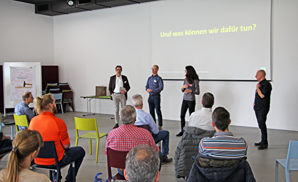 Startschuss: Hans Rupli, Beat Annen, Sonja Geier und Peter Schwehr (von links) eröffnen die Zukunftskonferenz zum Projekt «Holzkkreislauf Uri». (Bild Hochschule Luzern)