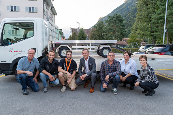 Gratulation zum Berufserfolg: (von links) Berufsbildner Peter Zimmermann und Ramon Iff, Medaillengewinner Cédric Tresch, Bildungs- und Kulturdirektor Beat Jörg, Eltern Markus und Ruth Tresch und Leiterin Amt für Berufsbildung Yvonne Slongo. Auf der Ladefläche Treschs Werkstück, ein Deichselanhänger.