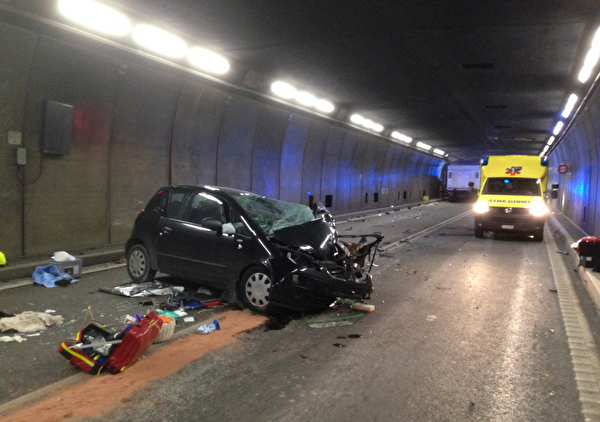 Frontalkollision im Gotthard-Strassentunnel zwei Personen verstorben und vier Personen verletzt