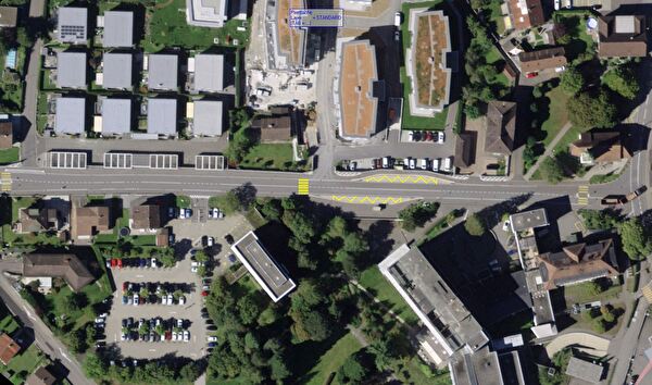 Der neue Fussgängerstreifen auf der Spitalstrasse in Altdorf macht das Umsteigen zwischen den Kursen der Auto AG Uri sicherer. Bild Baudirektion Uri