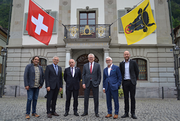 Bundesrat Ueli Maurer (3. v.l.), zusammen mit (von links) Vendelin Coray, Geschäftsführer Schwyz Tou-rismus AG, Andreas Barraud, Volkswirtschaftsdirektor des Kantons Schwyz, Urban Camenzind, Volkswirt-schaftsdirektor des Kantons Uri, Giacomo Garaventa, Verwaltungsratspräsident der Erlebnisregion My-then, und Maurus Stöckli, Gesamtprojektleiter und Geschäftsführer Uri Tourismus AG. 