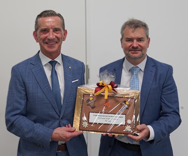 Regierungsrat Beat Jörg (links) übergibt seinem Nachfolger Georg Simmen die Führung der Bildungs- und Kulturdirektion. Die Wahl der Kleidung (im Vorfeld nicht abgesprochen) zeigt: Die Kontinuität in der Führung der Direktion bleibt gewahrt. (Foto: Silvan Bachmann)