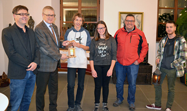 Bei der Übergabe des Friedenslichts im Rathaus: (von links) Kanzleidirektor Roman Balli, Landesstatthalter Urban Camenzind, Jonas Rüttimann, Melanie Gisler, Marcel Isenschmid und Dominik Furger.
