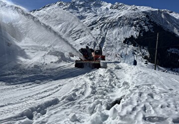 Die Räumungs- und Instandsetzungsarbeiten auf den Urner Passstrassen haben zuerst an der Oberalp begonnen. Bild Baudirektion Uri