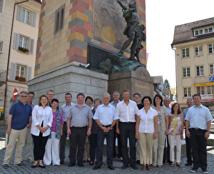 Vertreterinnen und Vertreter der beiden Regierungen in Begleitung ihrer Partnerinnen und Partner vor dem Telldenkmal 