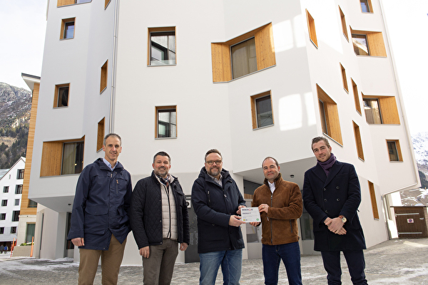 Energietisch hochwertiges Bauen wird ausgezeichnet (von links): Alexander Walker, Leiter Amt für Energie Uri, Primus Camenzind, S+B Baumanagement AG, Baudirektor Roger Nager, Raphael Krucker, CEO Andermatt Swiss Alps und Vincent Jandowsky, Leiter Development Andermatt Swiss Alps. 