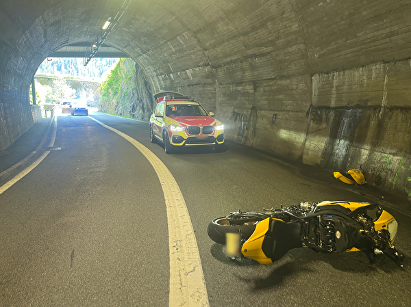 Kollision zwischen zwei Motorrädern – eine Person lebensbedrohlich und eine Person erheblich verletzt