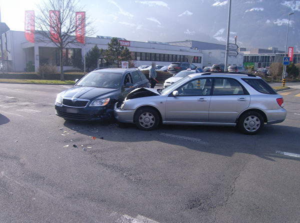 Kollision zwischen zwei Fahrzeugen – eine Person verletzt
