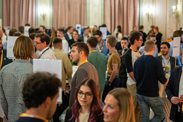 Am Talent-Apéro kamen über 100 Studierende in direkten Kontakt mit zehn Zentralschweizer Arbeitgebern.