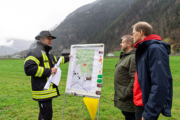 Sicherheitsdirektor Dimitri Moretti (in der Bildmitte) und Roland Wüthrich (Vorsteher Amt für Forst und Jagd), folgen den Ausführungen des kantonalen Feuerwehrinspektors Stefan Dahinden.