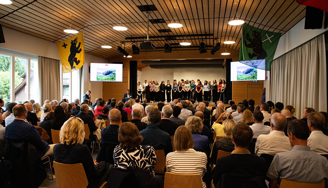 Marco Mattei, Rektor der Kantonalen Mittelschule Uri, begrüsst die Gäste zur Konferenz in Andermatt, musikalisch unterstützt vom Musik-Ensemble seiner Schule.