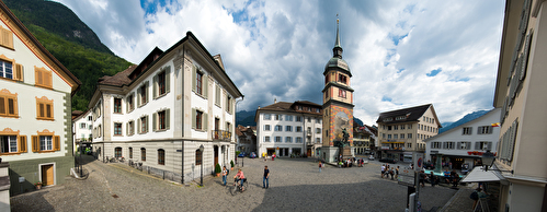 Rathaus am Rathausplatz mit Telldenkmal