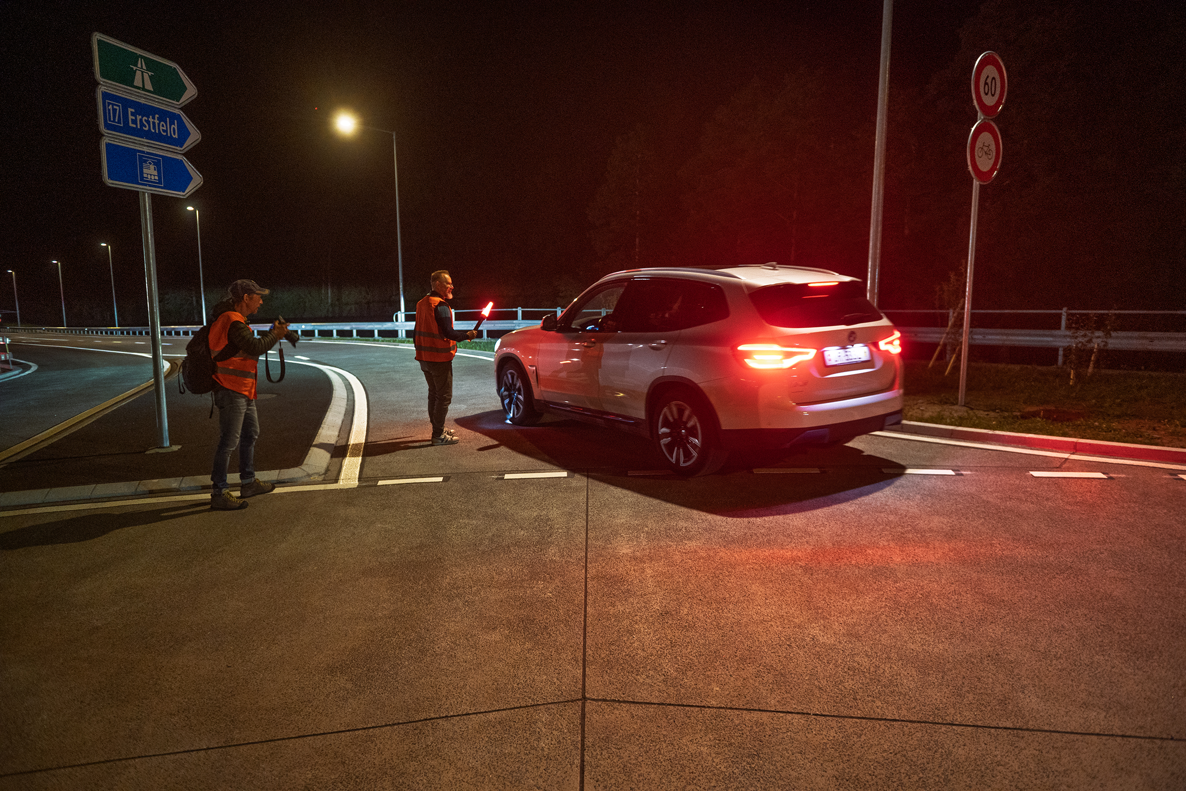 Das erste Auto, das die WOV befährt: Gestern Morgen reiste dieser Urner Automobilist über die WOV in Richtung Sarnen an seinen Arbeitsort. Bild Baudirektion Uri