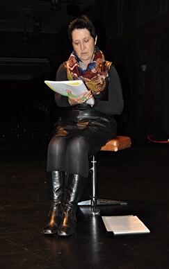 Lory Schranz gründet im Jahr 2000 das Generationentheater «Eigägwächs», hier konzentriert bei der Probe des Musicals «Der Kleine Prinz» von Antoine de Saint-Exupéry.