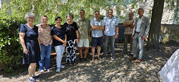 Regierungsrat Beat Jörg, Bildungs- und Kulturdirektor des Kantons Uri, mit den neu pensionierten Lehrpersonen im Garten des Schlosses A Pro in Seedorf