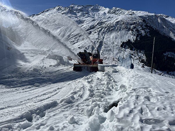 Die Räumungs- und Instandsetzungsarbeiten auf den Urner Passstrassen haben zuerst an der Oberalp begonnen. Bild Baudirektion Uri