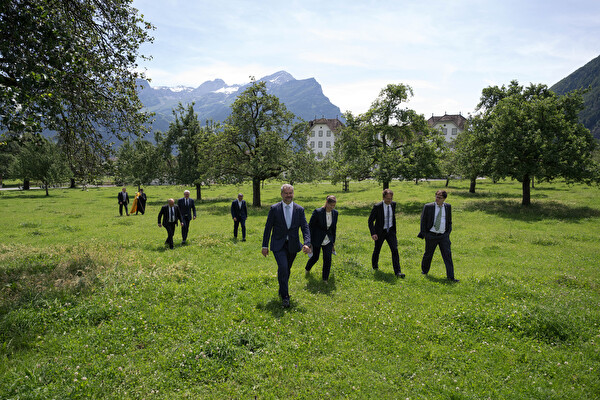 REgierungsrat vor dem Kloster St. Lazarus in Seedorf