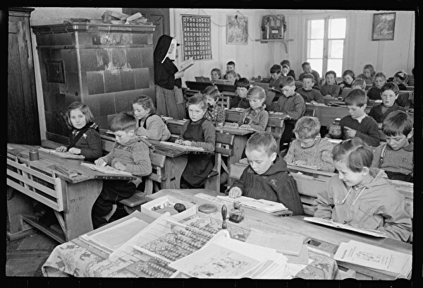 Schulzimmer in Unterschächen, März 1954 (Fotoarchiv Aschwanden, Staatsarchiv Uri)