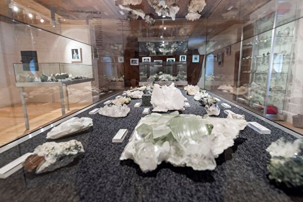 Mineralien, die während des Baus des Neat-Basistunnels gefunden wurden. Sie sind im Schloss A Pro ausgestellt. (Foto: Kanton Uri/Angel Sanchez)