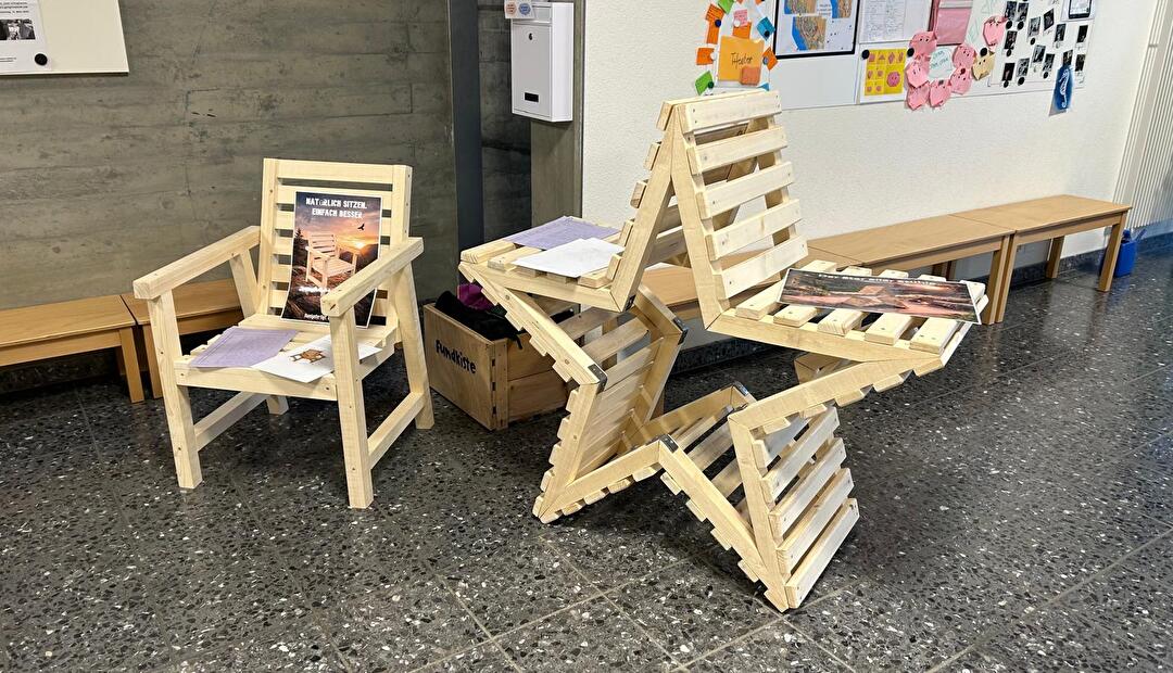 Ausstellung der Urner Holzstühle im Schulhaus Flüelen © www.flueelen.ch.