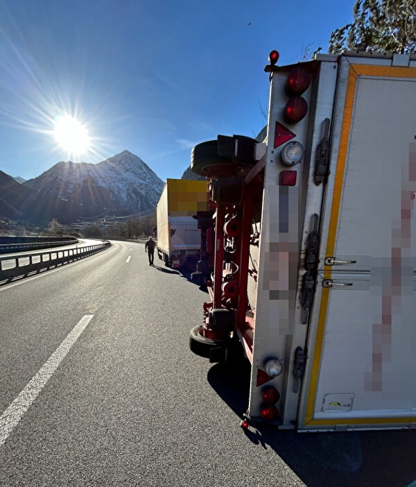 Anhänger auf Autobahn A2 umgekippt – kurzzeitige Umleitung