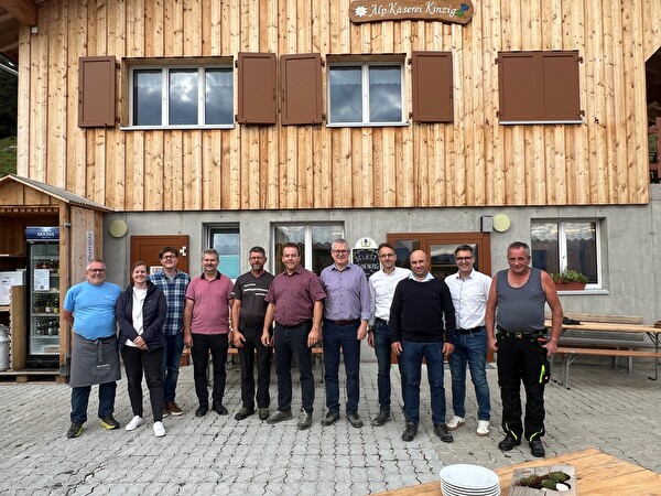 Zu Besuch bei der Alpkäserei Kinzig: (von links) Bruno Imhof, Chäsi-Beizli, Céline Huber, Roman Balli, Georg Simmen, Beat Arnold, Präsident Alpkäserei Kinzig, Landammann Christian Arnold, Urban Camenzind, Urs Janett, Daniel Furrer, Hermann Epp und Alois Arnold, Gesellschafter Alpkäserei Kinzig.