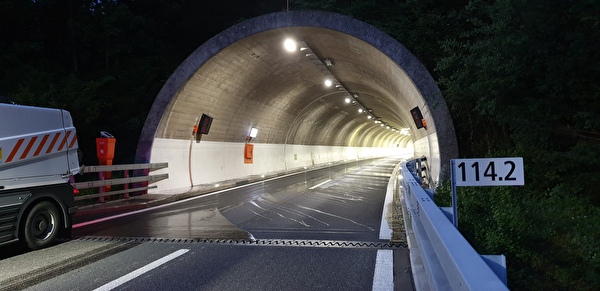 Bildlegende: Der Tunnel Engiberg wird vom 18. auf den 19. April in der Nacht gereinigt und Instand gestellt. Bild Amt für Betrieb Nationalstrassen