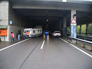 Selbstunfall eines Personenwagens mit Wohnwagen