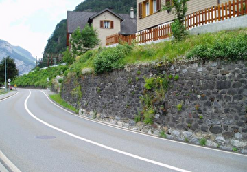 Diese Natursteinmauer in Silenen wird saniert und dabei die Fugen erneuert. Bild Baudirektion Uri